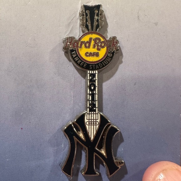 Yankees Hard Rock Cafe pin - Picture 1 of 5